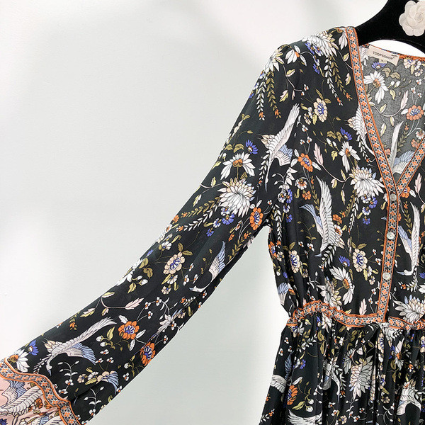 Rövid női ruha spitz nyakkivágással, mintás mintával - szabású modell