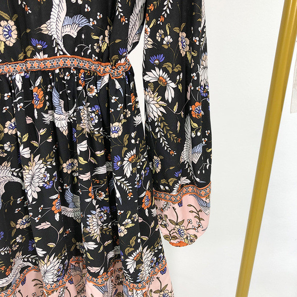 Rövid női ruha spitz nyakkivágással, mintás mintával - szabású modell