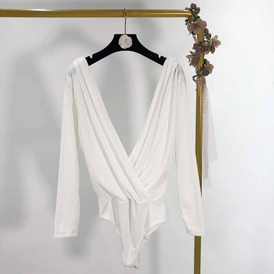 Corp modern de damă, cu decolteu adânc și spate gol, în alb și negru