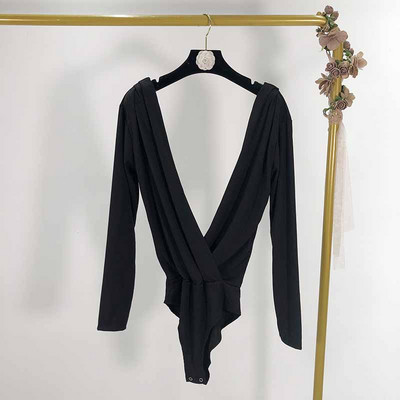 Corp modern de damă, cu decolteu adânc și spate gol, în alb și negru