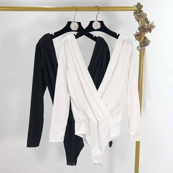 Corp modern de damă, cu decolteu adânc și spate gol, în alb și negru