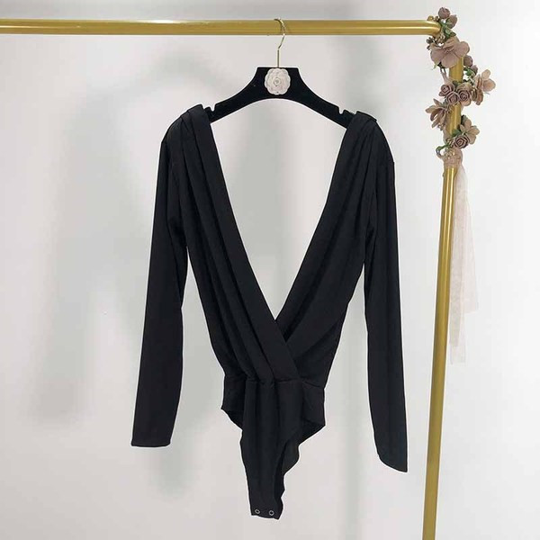 Corp modern de damă, cu decolteu adânc și spate gol, în alb și negru