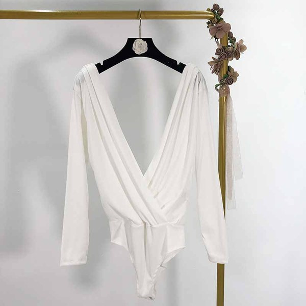 Corp modern de damă, cu decolteu adânc și spate gol, în alb și negru