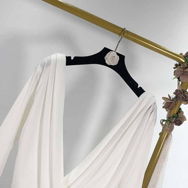 Corp modern de damă, cu decolteu adânc și spate gol, în alb și negru