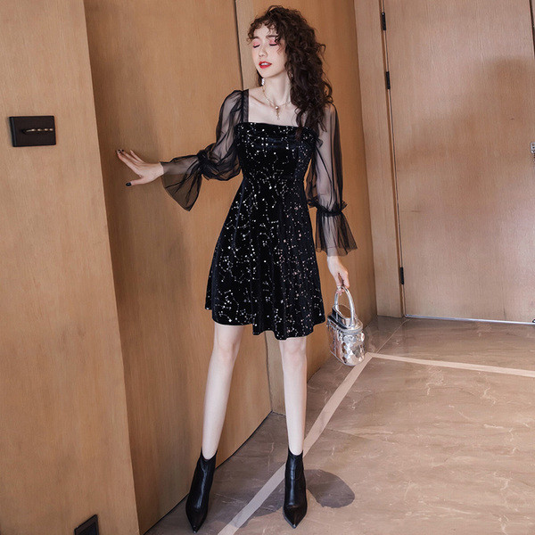 Rochie elegantă de damă, cu mâneci din tul și decolteu pătrat, în negru