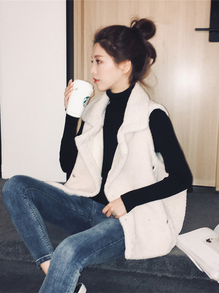 Vesta de iarna dama model lat cu guler spitz in alb si maro