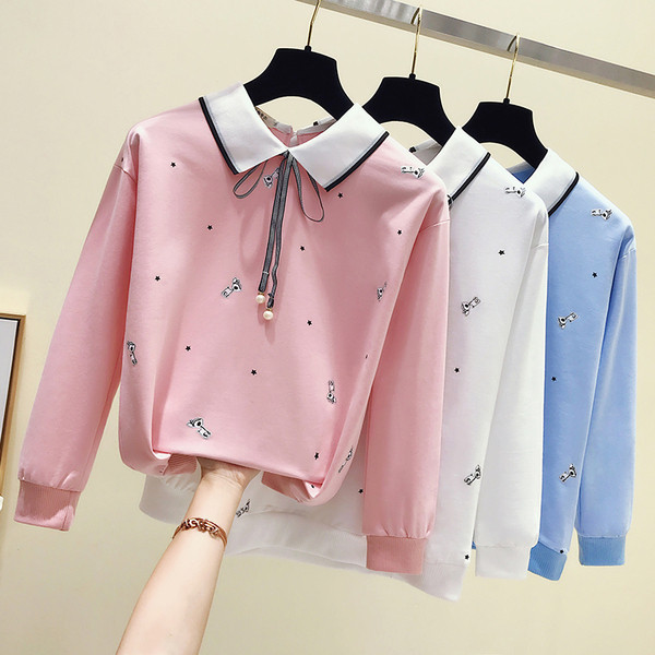 Bluză de damă modernă cu panglică și broderie în albastru, roz și alb