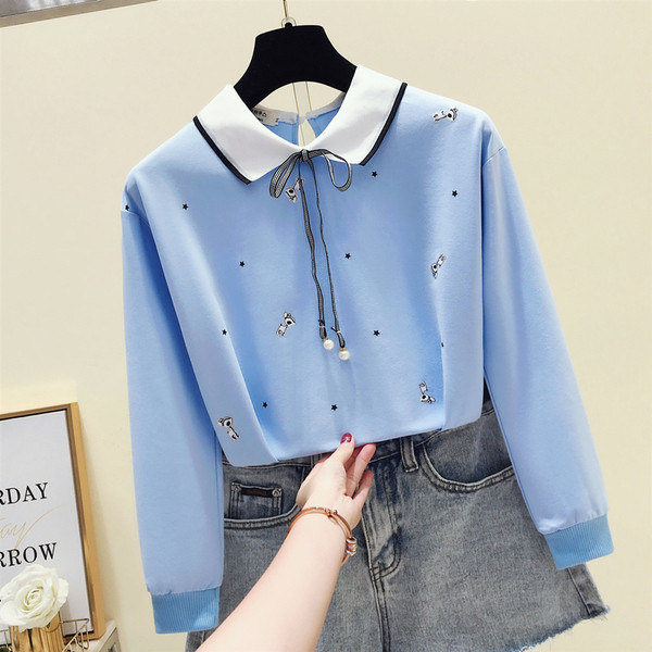 Bluză de damă modernă cu panglică și broderie în albastru, roz și alb