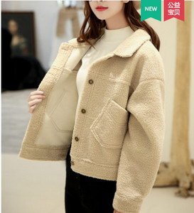 Дамско зимно палто къс модел с джобове и копчета на гърба