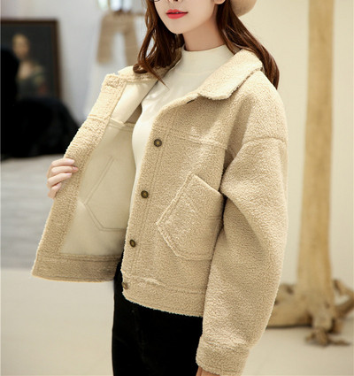Дамско зимно палто къс модел с джобове и копчета на гърба 