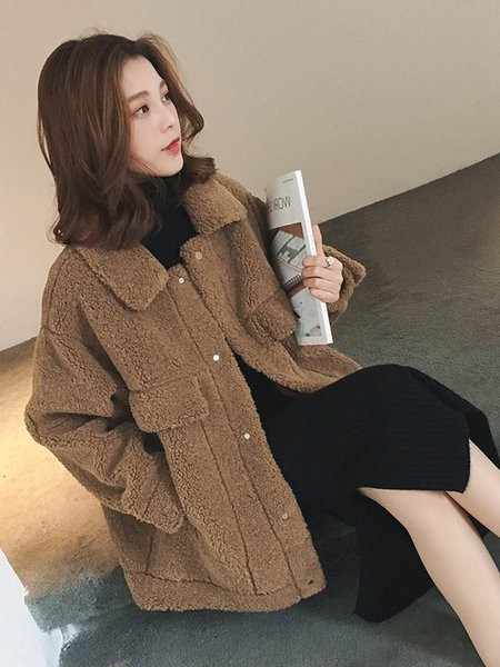 Palton de dama toamna-iarna model larg in maro si alb