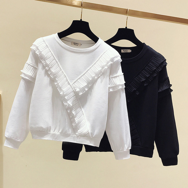 Bluză de damă modernă cu decolteu oval și bucle în alb și negru