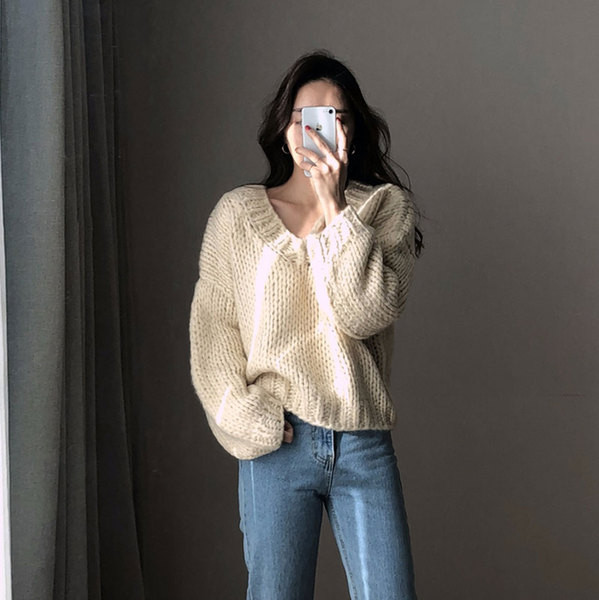 Pulover de iarnă de damă cu decolteu spitz în alb și gri