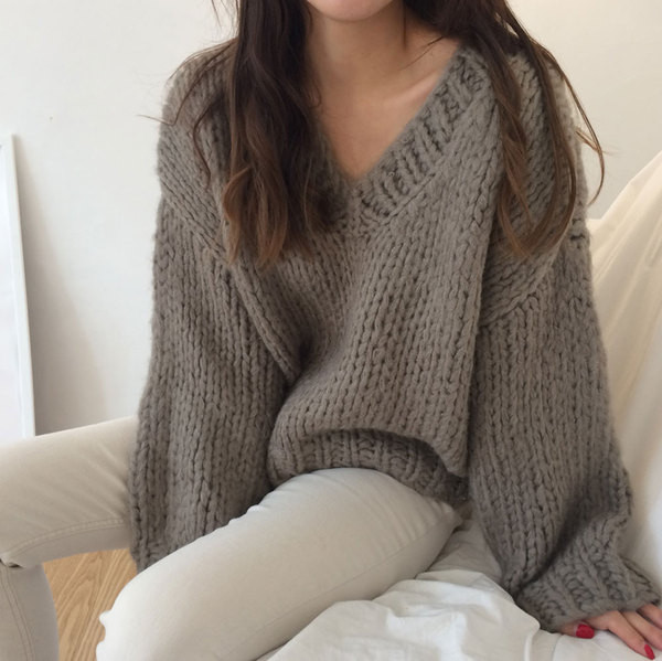 Pulover de iarnă de damă cu decolteu spitz în alb și gri