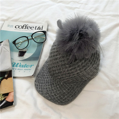 Női téli sapka napellenzővel és pehellyel több színben