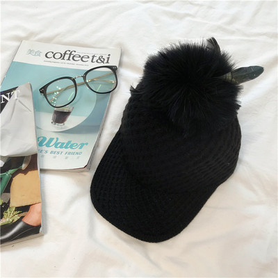 Női téli sapka napellenzővel és pehellyel több színben