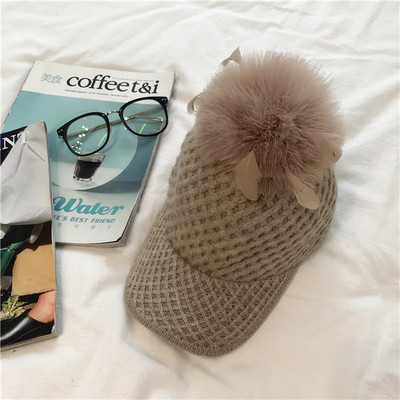 Női téli sapka napellenzővel és pehellyel több színben