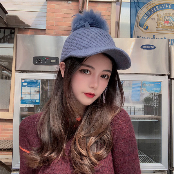 Női téli sapka napellenzővel és pehellyel több színben