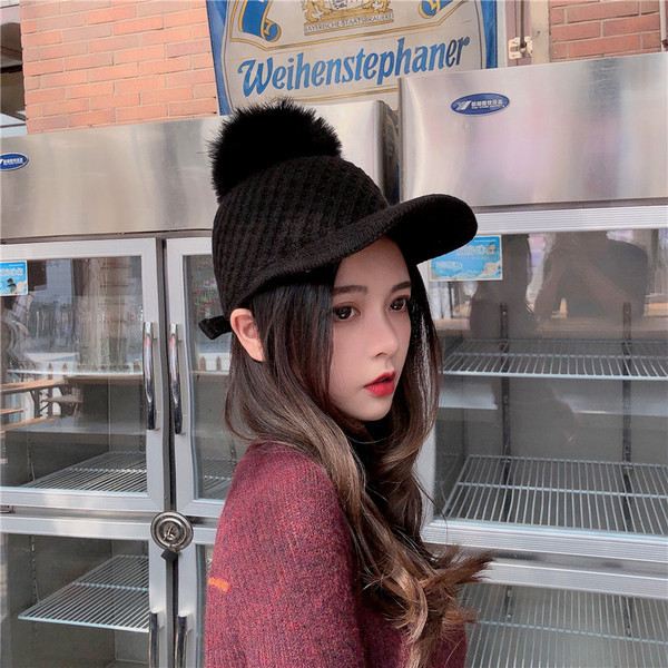 Női téli sapka napellenzővel és pehellyel több színben