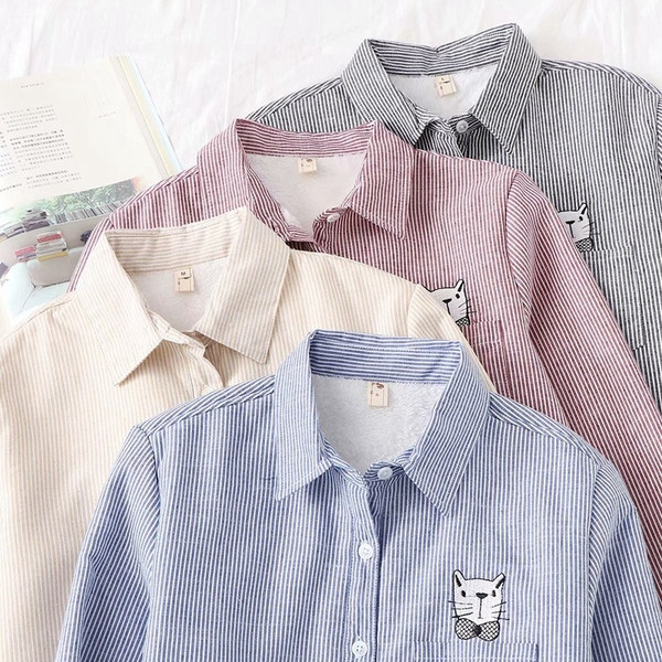 Cămașă modernă de damă cu căptușeală moale și broderie în albastru, gri, violet și bej