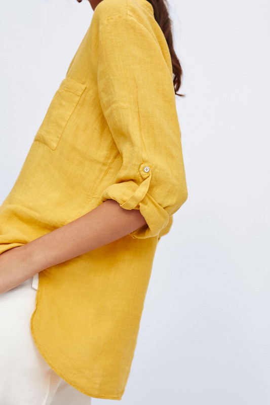 Cămașă lungă de damă, de culoare galbenă, cu decolteu și nasturi spitz