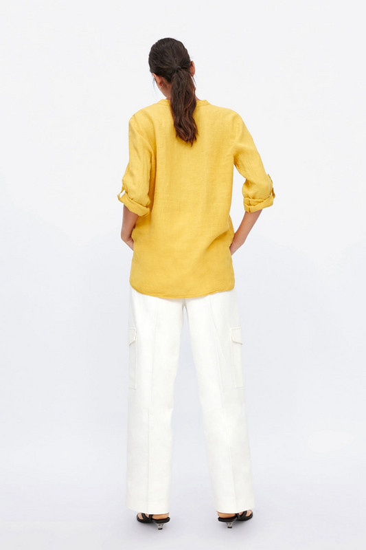 Cămașă lungă de damă, de culoare galbenă, cu decolteu și nasturi spitz