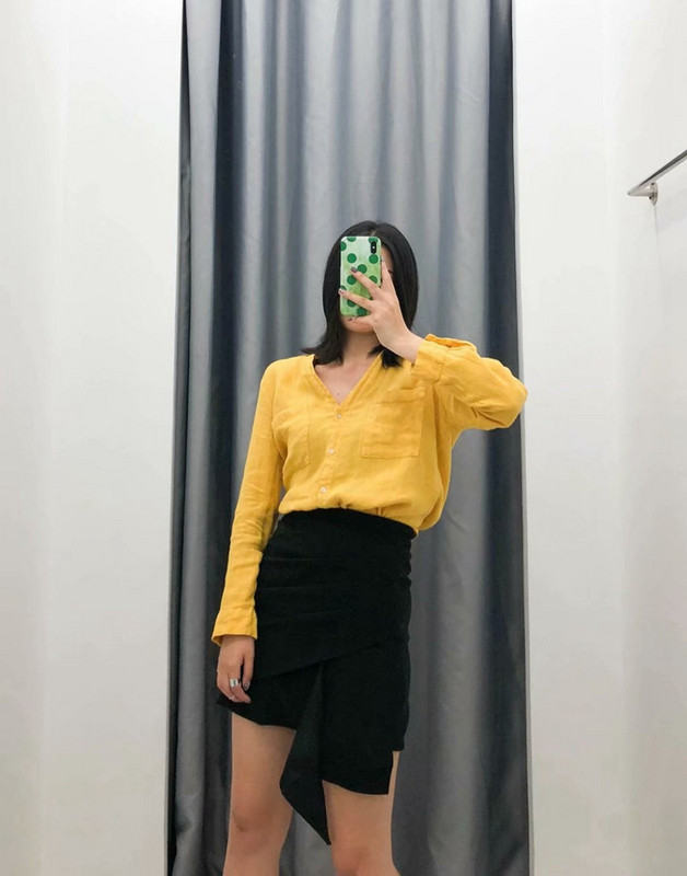 Cămașă lungă de damă, de culoare galbenă, cu decolteu și nasturi spitz