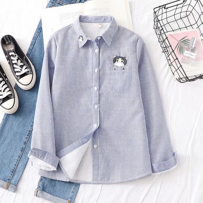 Cămașă modernă de damă cu nasturi și broderie în albastru, negru și roșu