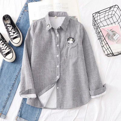 Cămașă modernă de damă cu nasturi și broderie în albastru, negru și roșu