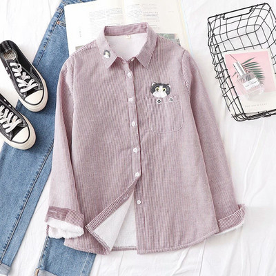 Cămașă modernă de damă cu nasturi și broderie în albastru, negru și roșu