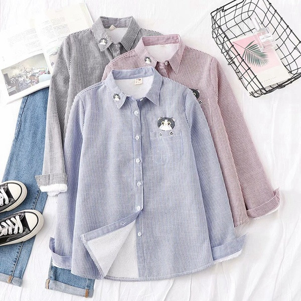 Cămașă modernă de damă cu nasturi și broderie în albastru, negru și roșu