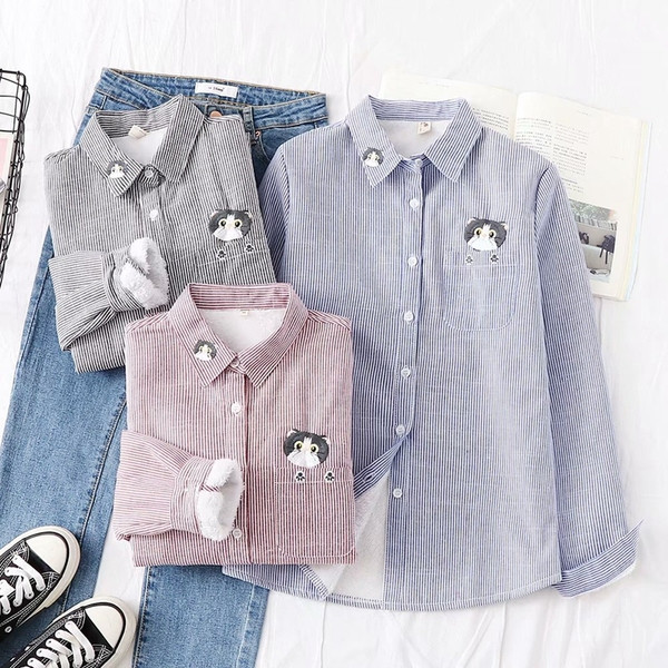 Cămașă modernă de damă cu nasturi și broderie în albastru, negru și roșu