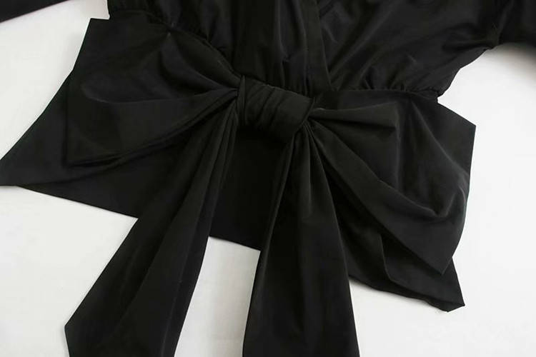 Bluza scurta de dama cu decolteu adanc si panglica in negru