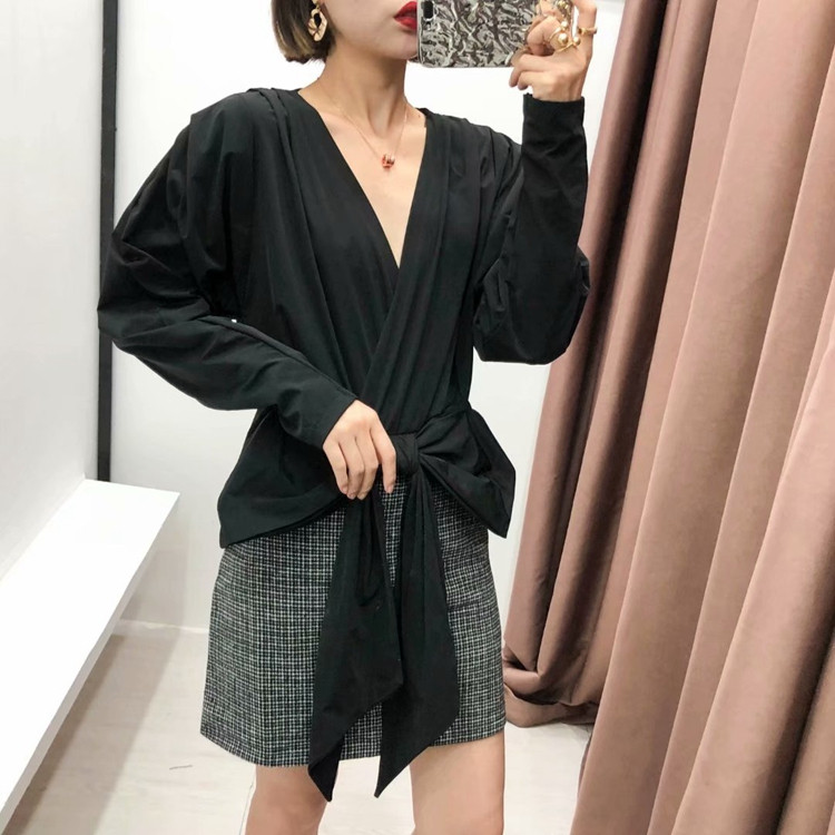 Bluza scurta de dama cu decolteu adanc si panglica in negru