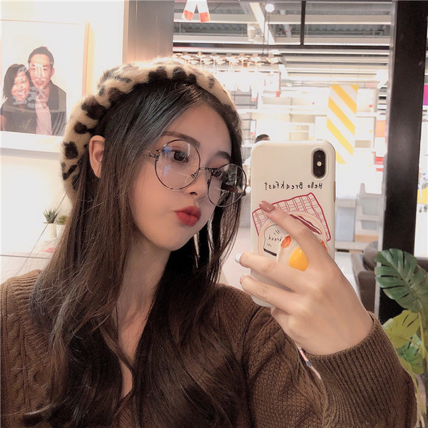 Beretă de damă modernă cu model leopard în două culori