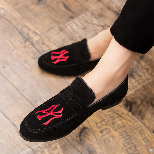 Mocasini moderni din piele intoarsa ecologica in negru si maro cu broderie