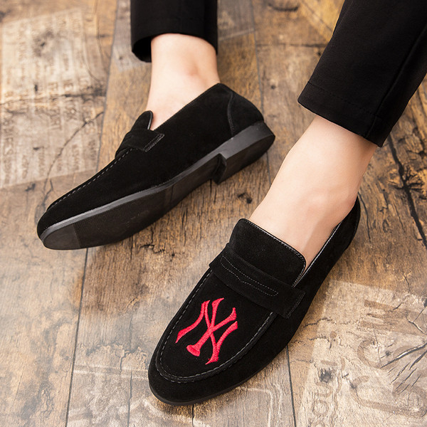 Mocasini moderni din piele intoarsa ecologica in negru si maro cu broderie