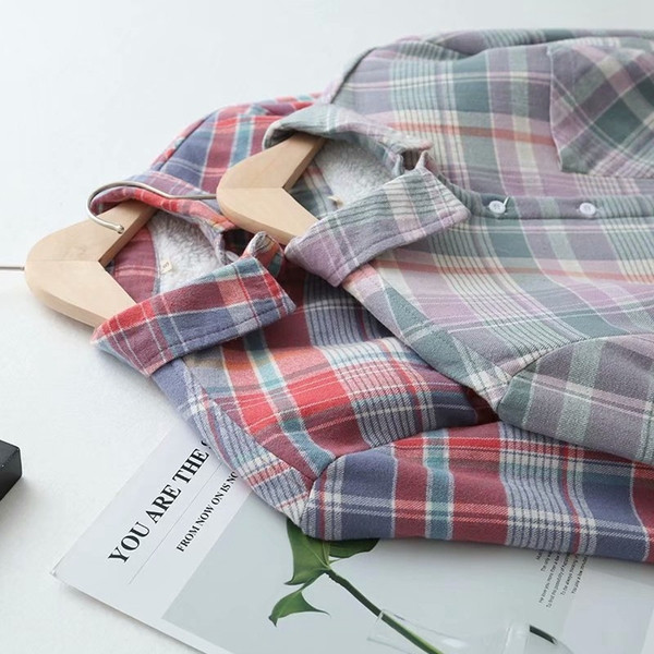 Cămașă casual de damă în carouri cu buzunar și nasturi în roșu și albastru