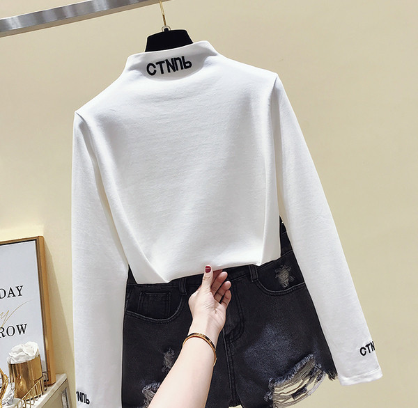 Pulover de dama cu guler inalt si inscription in trei culori