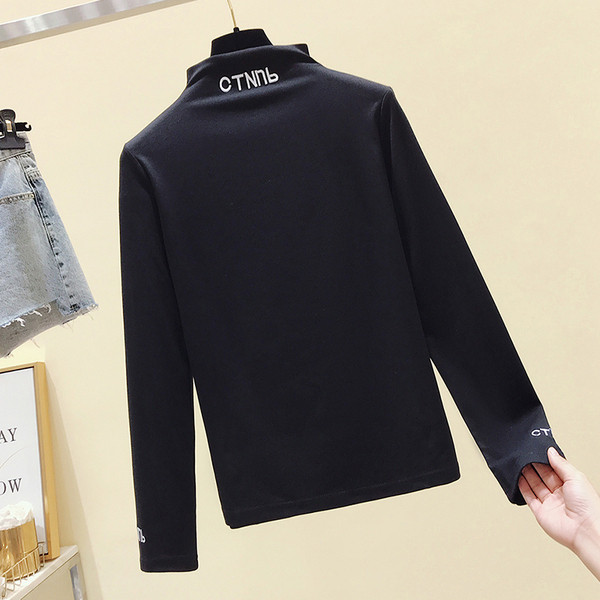 Pulover de dama cu guler inalt si inscription in trei culori