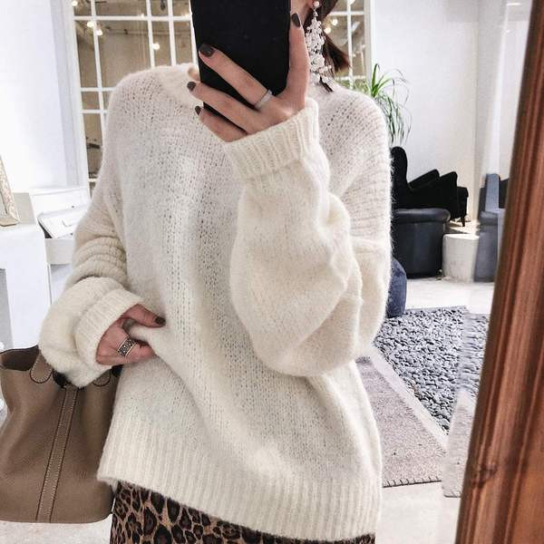 Pulover de iarnă de damă cu decolteu rotund în culorile alb, portocaliu, roșu și verde