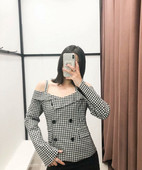 Bluză în carouri cu umerii goi și mâneci lungi