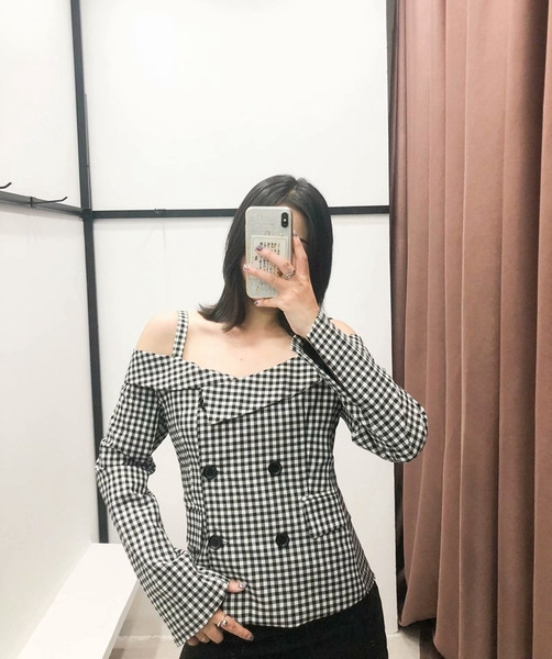 Bluză în carouri cu umerii goi și mâneci lungi