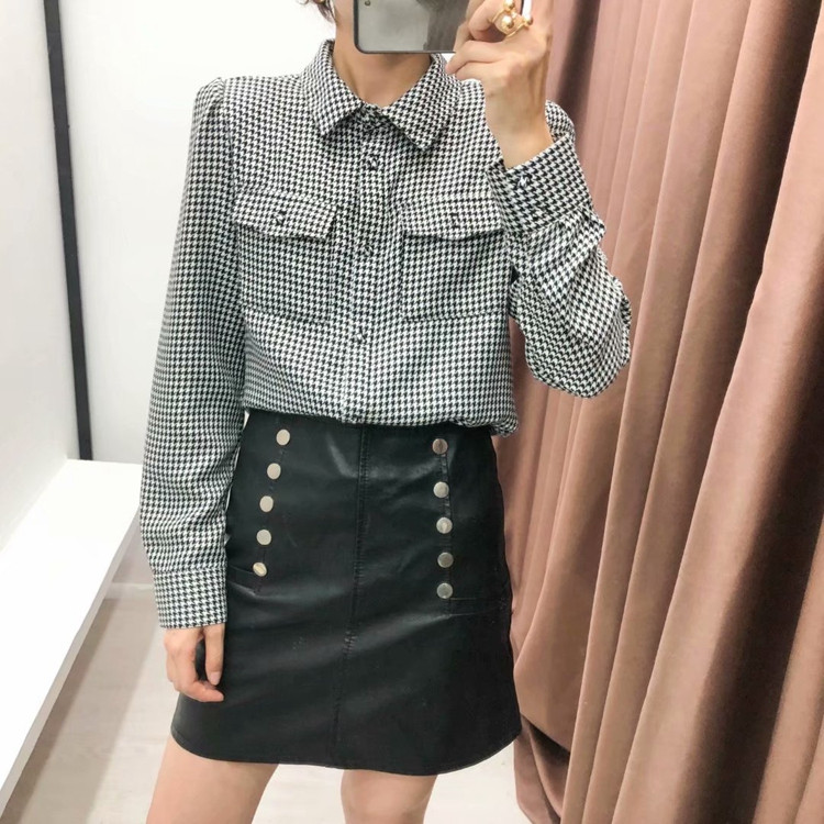 Bluză în carouri cu umerii goi și mâneci lungi