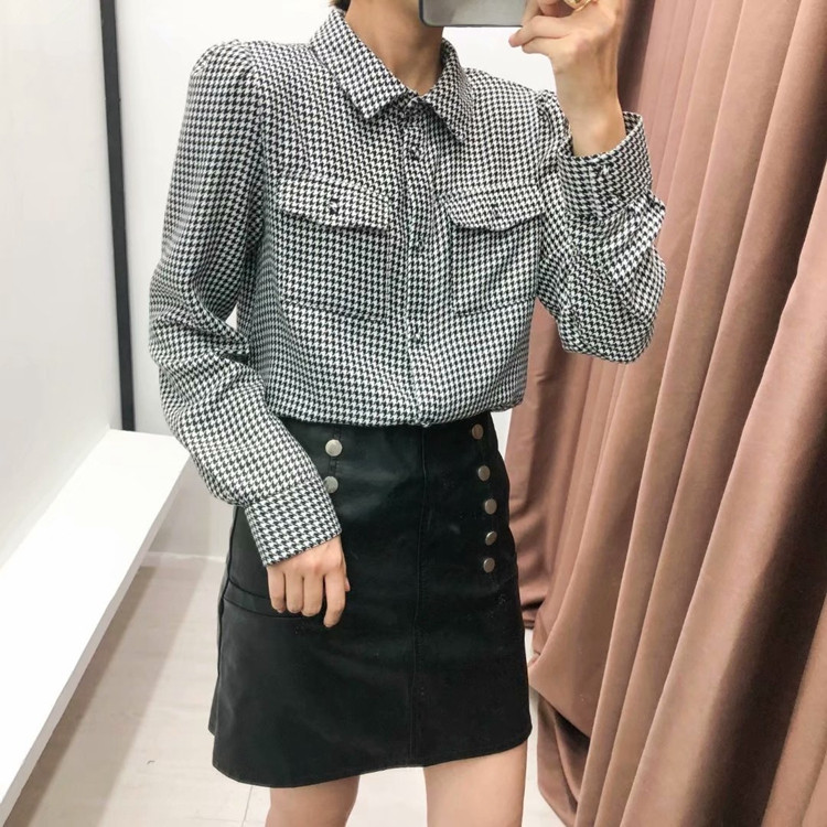 Bluză în carouri cu umerii goi și mâneci lungi