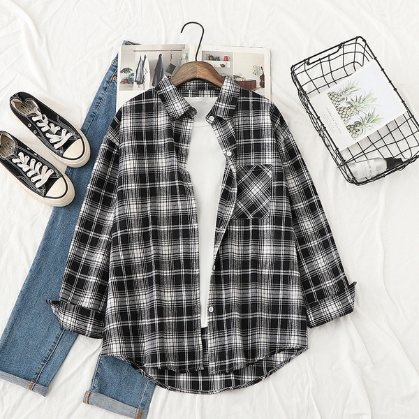 Camasa in carouri de dama actuala cu buzunar in rosu si negru