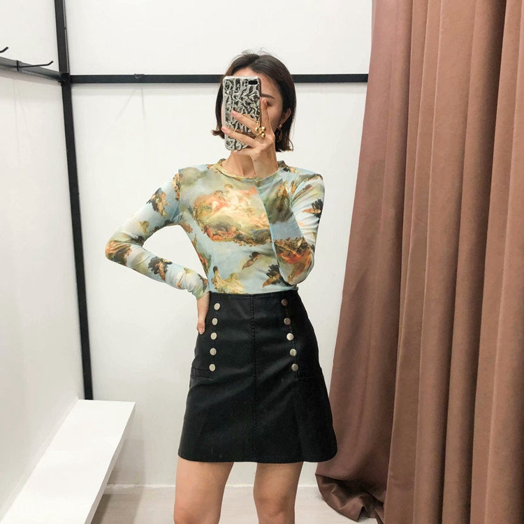 Bluză de damă moale cu decolteu oval în albastru și model cu model