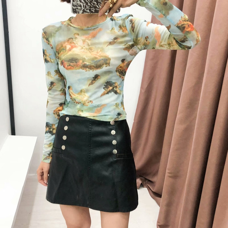 Bluză de damă moale cu decolteu oval în albastru și model cu model