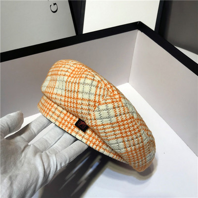 Palarie de dama tip bereta in carouri in mai multe culori