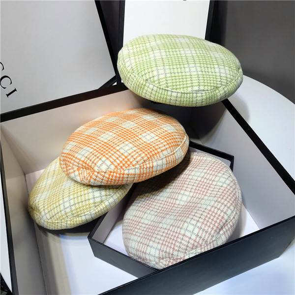 Palarie de dama tip bereta in carouri in mai multe culori